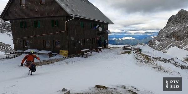 山に新たに雪が降った：トリグラウでハイカーを探している、2人の登山者が救助された
