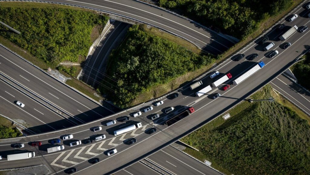 億万長者がA1高速道路で車間距離を保てず、罰金は高額に | アールガウ高等裁判所は、運転手が交通規則の重大な違反を犯したと有罪判決を下した。このスイス人は高収入者なので、罰金もそれに応じて高額で、108,500スイスフランである。