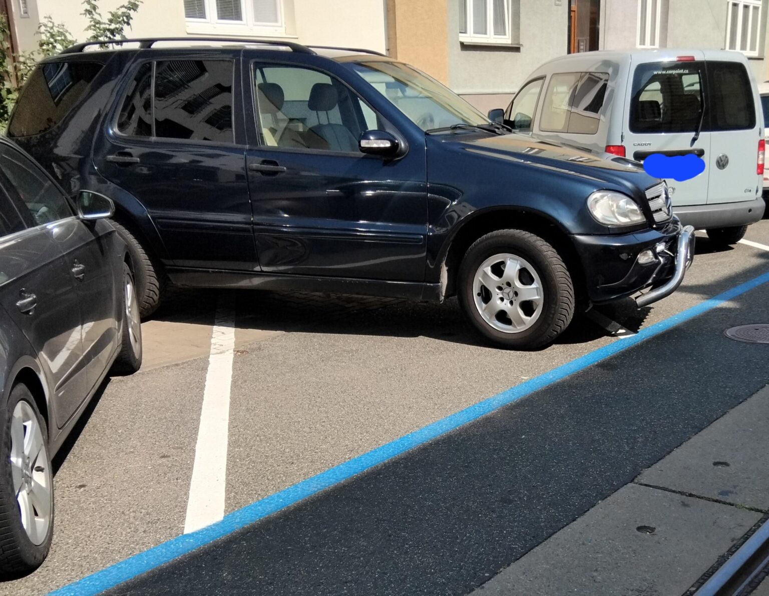 なぜ彼はそのように駐車しているのですか？