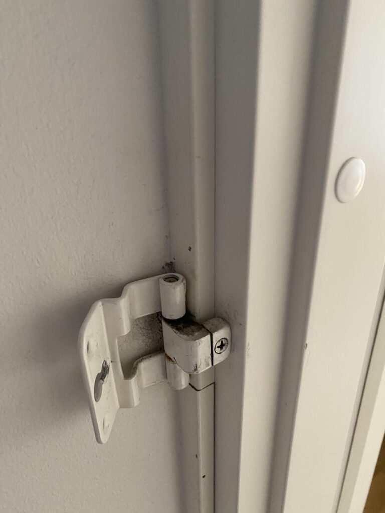 ドアヒンジが緩んでいる