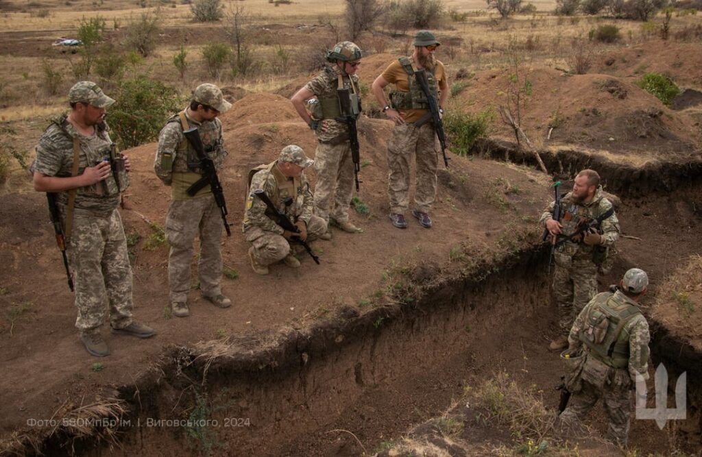 ウクライナ陸軍第58自動車旅団のベテラン兵士が新兵に塹壕の突破方法を教えている。