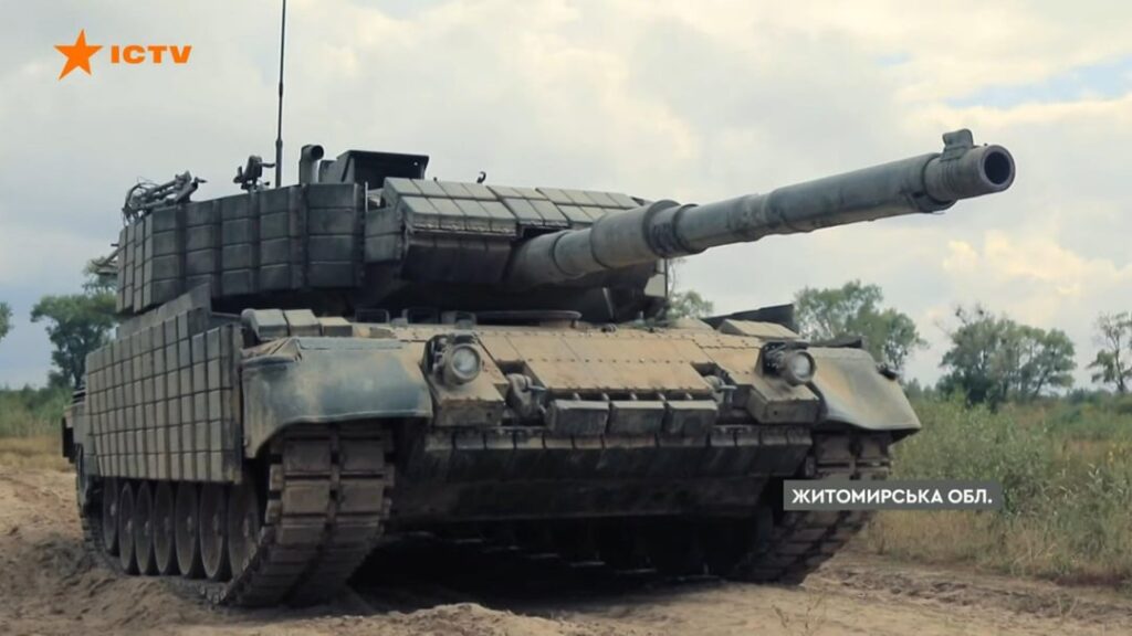 訓練場にて、ウクライナ軍第5戦車旅団所属のERA塗装を施したレオパルド1A5主力戦車（MBT）。