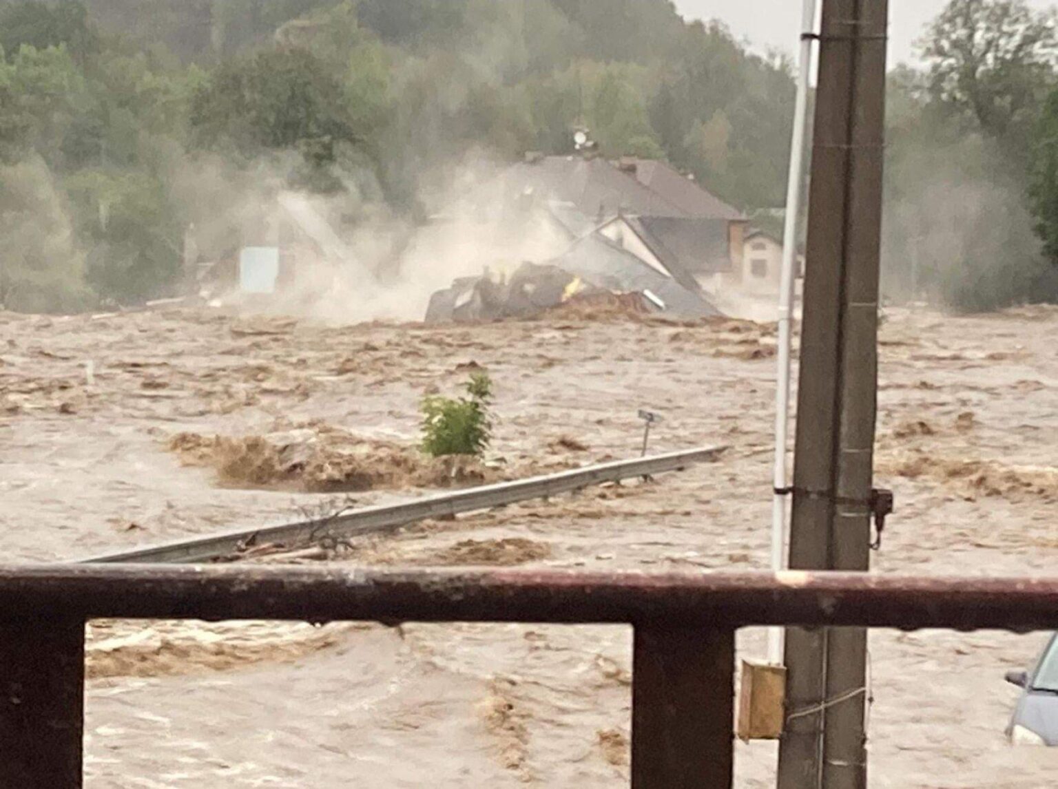 それはただの水だと言う地元の専門家にとって。イェセニツェでは家が倒壊し、多くの町が避難しているが、実際には何も起こらなかった:D