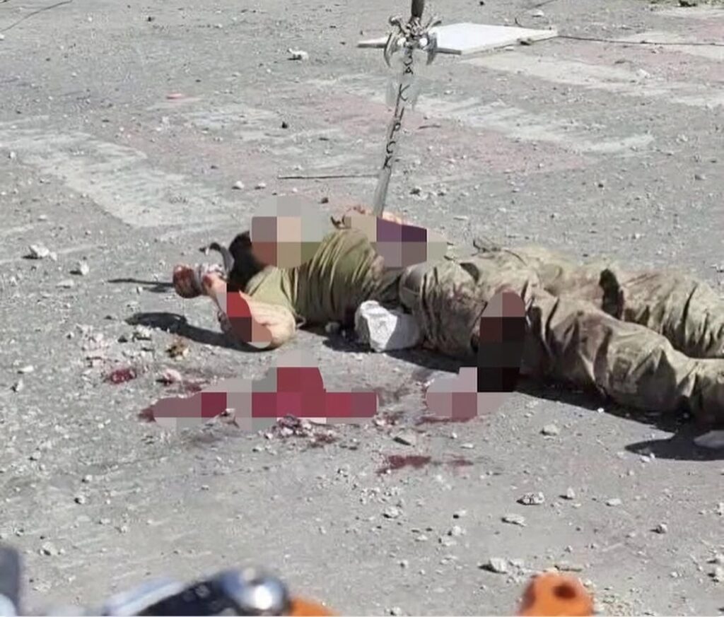 ウクライナ兵士が剣で処刑される模様 ウクライナ兵士が剣で処刑される模様