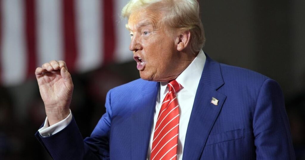 トランプはハリスをマルクス主義者、共産主義者、さらにはファシストと呼ぶ。彼の激しいパンチが当たらない理由