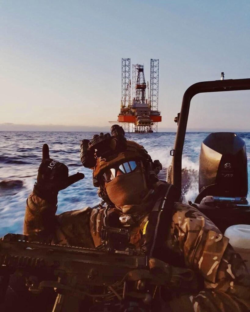 黒海でウクライナ特殊作戦部隊（SSO-SOF）の隊員。ロシア軍がかつて占領していたガス抽出プラットフォーム、ボイコタワーの奪還現場付近にいる。