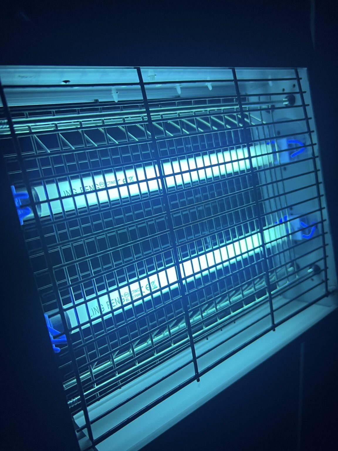 ブヨおよび蚊に対する UV ランプ 12W (最大 50 m²)