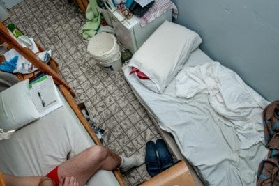 1週間で100人の拘留者が釈放される