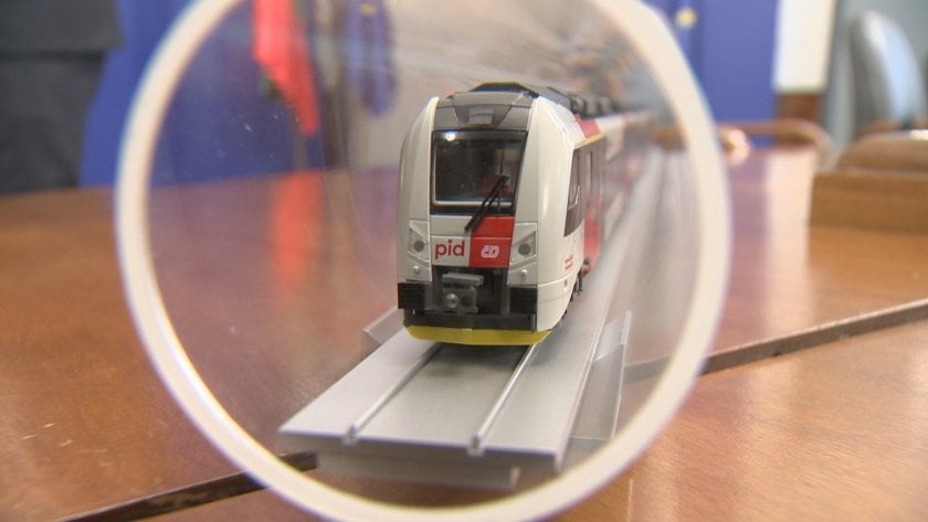 私たちは新しい列車を20両購入しており、2年以内に導入されると政府は約束した