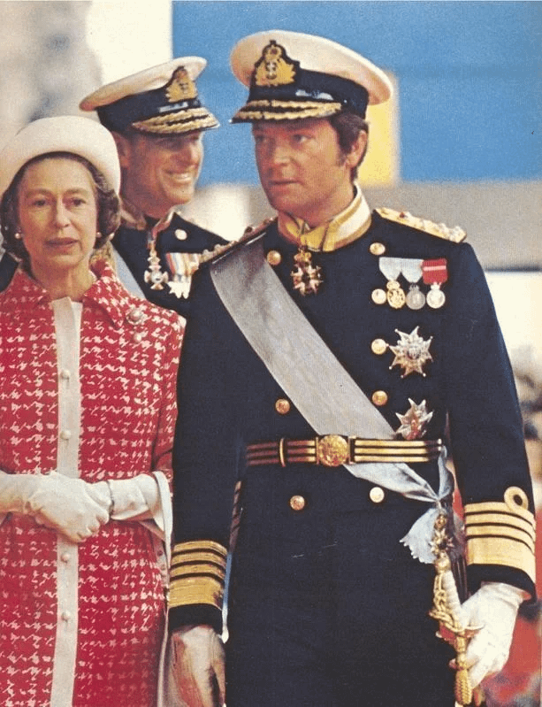 1975年、スウェーデン国王カール16世グスタフとイギリス女王エリザベス2世、エディンバラ公。同年、年功序列によりイギリス海軍の名誉提督に任命された。
