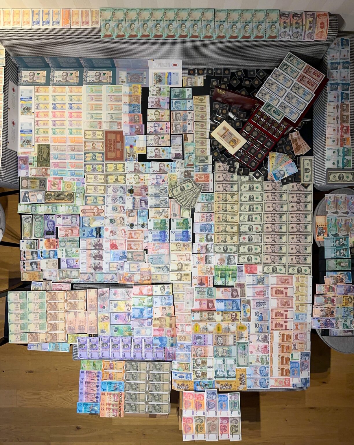 紙幣収集家（RKV/AEY）はいらっしゃいますか？私の紙幣と交換してもらえませんか？