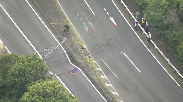 “ゲリラ豪雨”の影響か？国道16号線が大規模陥没し通行止め…4車線にわたり陥没し復旧の見通し立たず 千葉・市原市