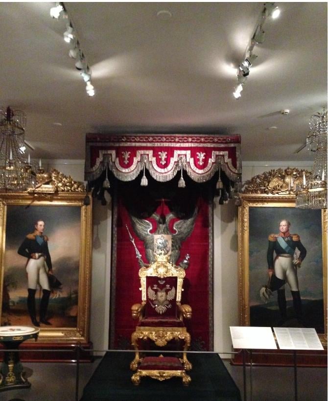 フィンランド初のロシア大公であったアレクサンドル1世の皇帝の玉座が、ヘルシンキの国立博物館に展示されている。1810年代に遡る。