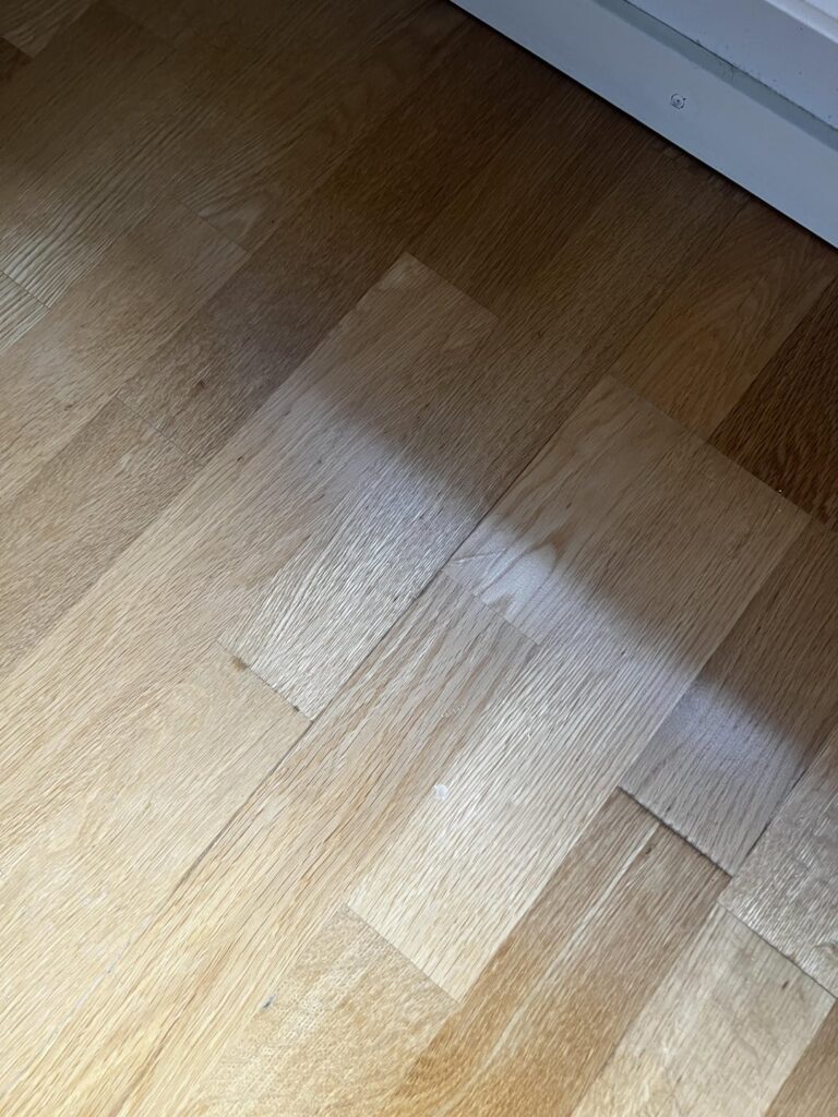 これについて何か対策を講じるべきでしょうか?昨夜、開いた窓から雨が入ってきました。目が覚めると床には水たまりができていました。