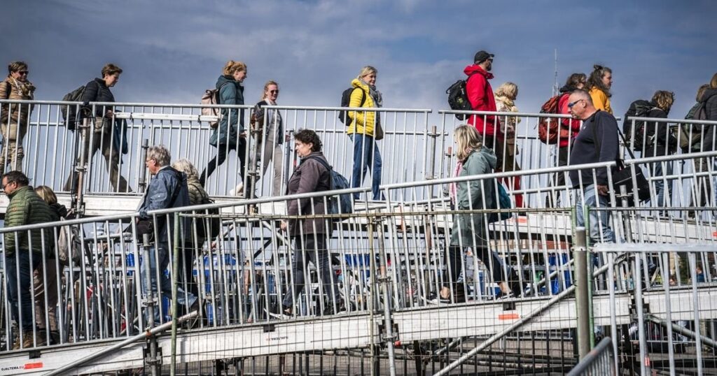 エーロルへの訪問者は長期滞在しますが、テルスヘリング島のフェスティバルは高価であると感じています