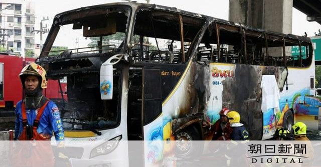 タイ・バンコク近郊でバス炎上、生徒や教員20人以上死亡 旅行中か