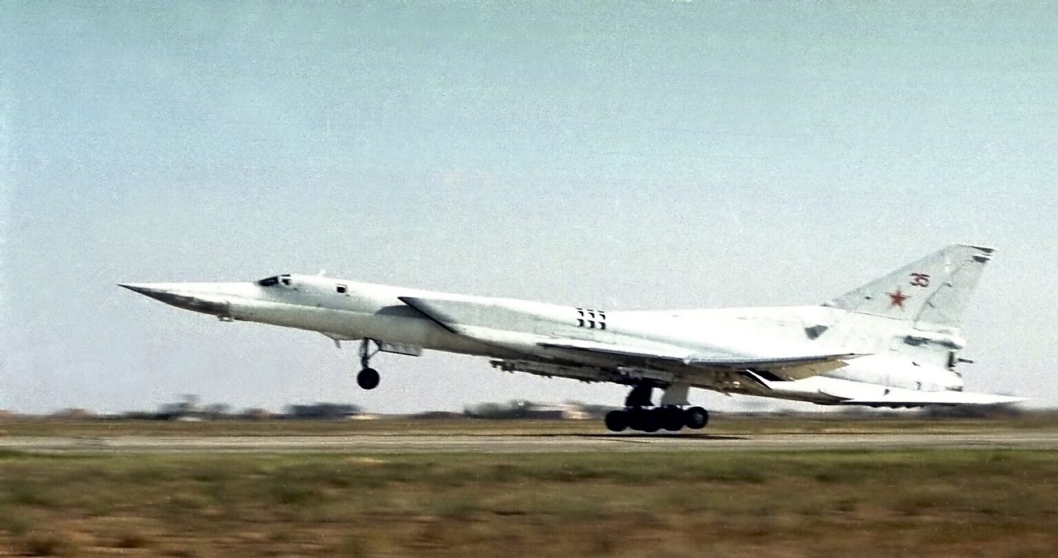 ロシアのTu-22爆撃機、「急いで」黒海の目標を誤って攻撃：英国