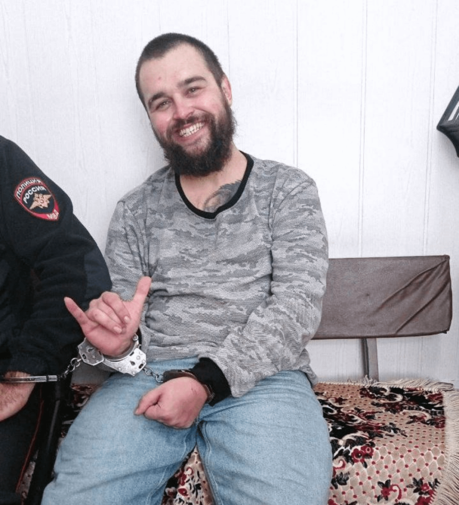 「十三人目」は逮捕後、ロシア国防省との契約に署名することを拒否した。ロシアメディアは、同氏が情報面でより必要とされていると述べてこれを説明したと報じた。おそらくその意図は、ウクライナ軍陣地に対する肉弾攻撃で彼を排除することだろう。 「十三人目」は逮捕後、ロシア国防省との契約に署名することを拒否した。ロシアメディアは、同氏が情報面でより必要とされていると述べてこれを説明したと報じた。おそらくその意図は、ウクライナ軍陣地に対する肉弾攻撃で彼を排除することだろう。