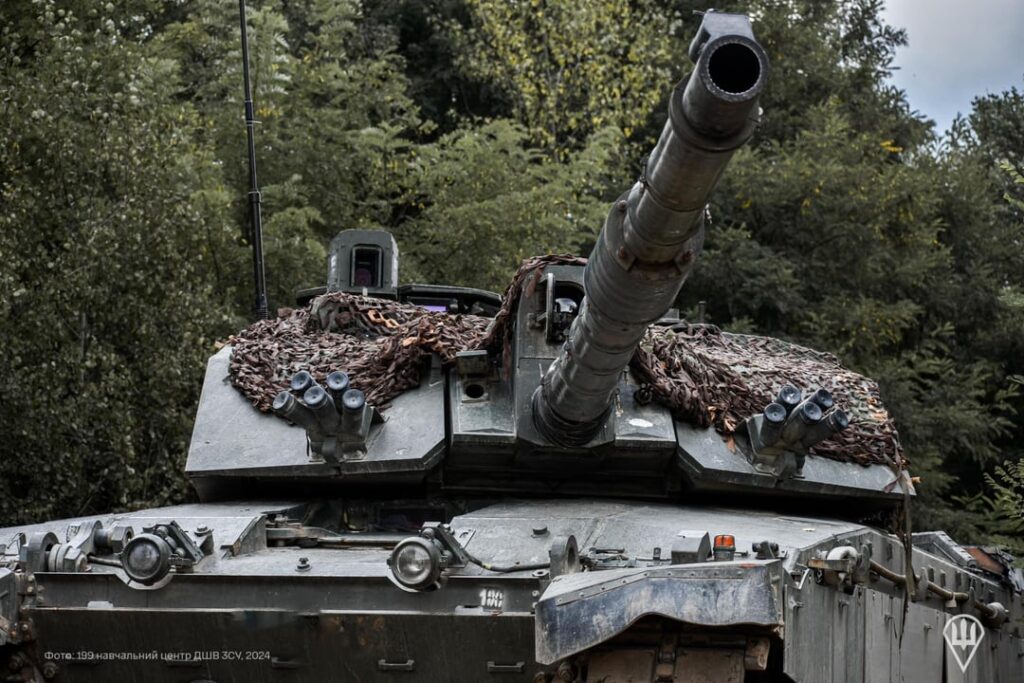 ウクライナ空襲軍の第 199 訓練教育センターに所属する英国のチャレンジャー 2 主力戦車 (MBT)。
