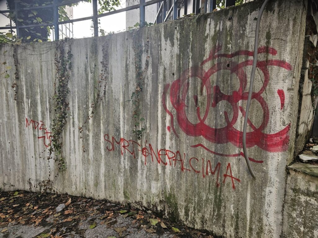 ザグレブの第一警察署近くにどんな看板が書かれているのか怖い