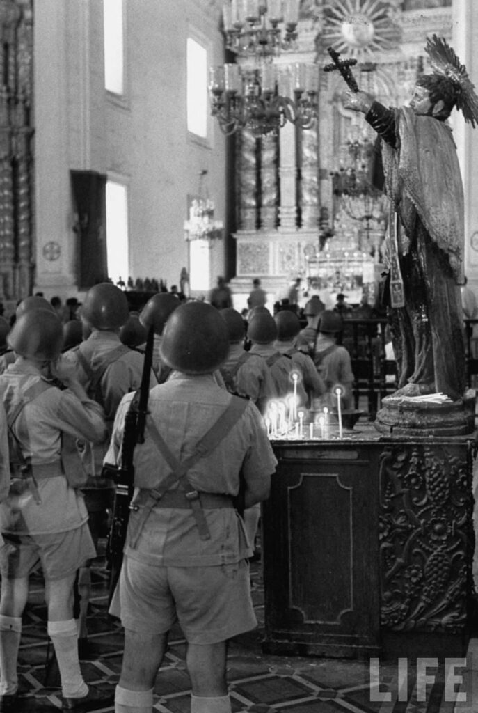 インド軍と戦う前にゴアの教会でミサに参加するポルトガル兵 1961年 [859x1280]