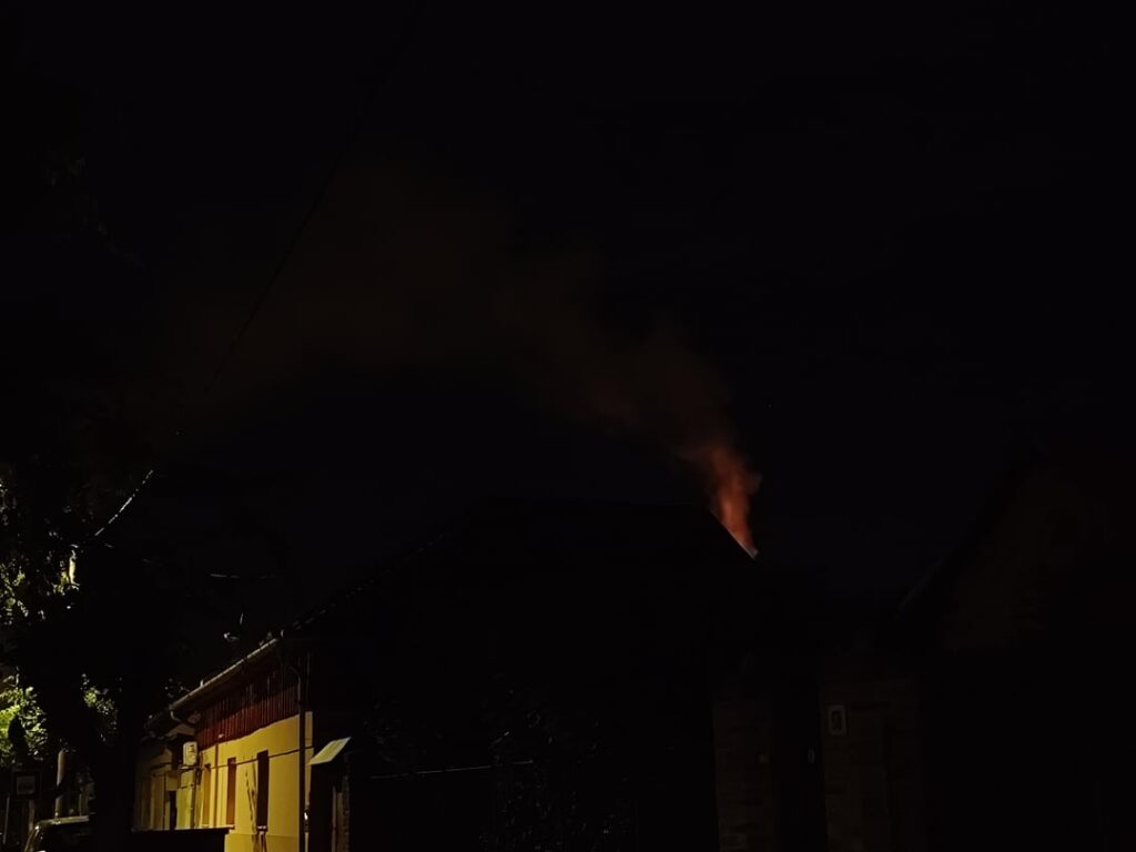 隣人はゴミで燃えており、風がアパートの建物の間を煙を運び、その雰囲気は北京スモッグを彷彿とさせます...100メートル離れた2番目のアパートでもそれを感じることができます。