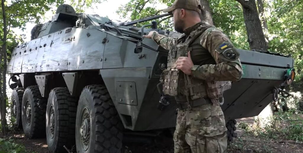 ポーランドがウクライナ陸軍 (第 44 独立機械化旅団) から供給した KTO ロソマク装甲兵員輸送車 (APC)。