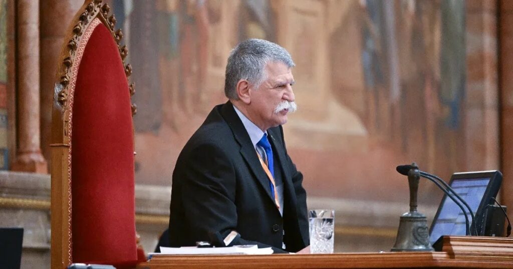 ラスロー・ケベール氏によると、フィデスも国も危機に陥っておらず、パニックになる理由はない