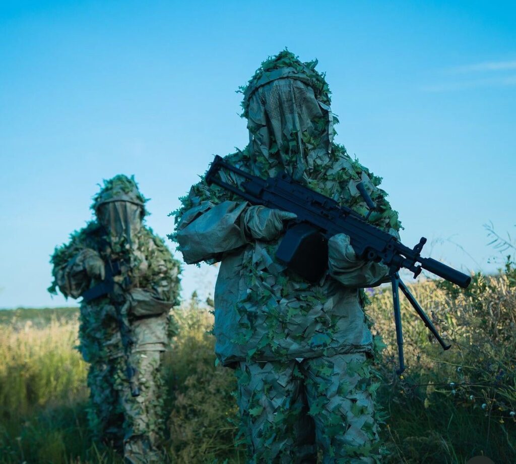 ウクライナ特殊作戦軍 (SSO - SOF) の第 8 個別特殊作戦連隊のオペレーターが所持するベルギー製 FN ミニミ パラ (5.56 mm) 軽機関銃 (LMG)。