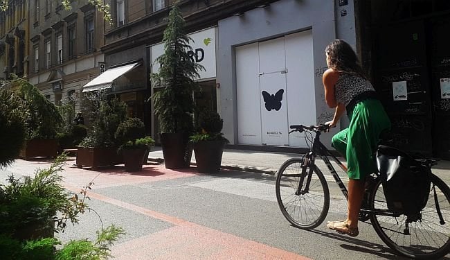 ザグレブでのサイクリング体験: 生き残る手段としての舗装路走行
