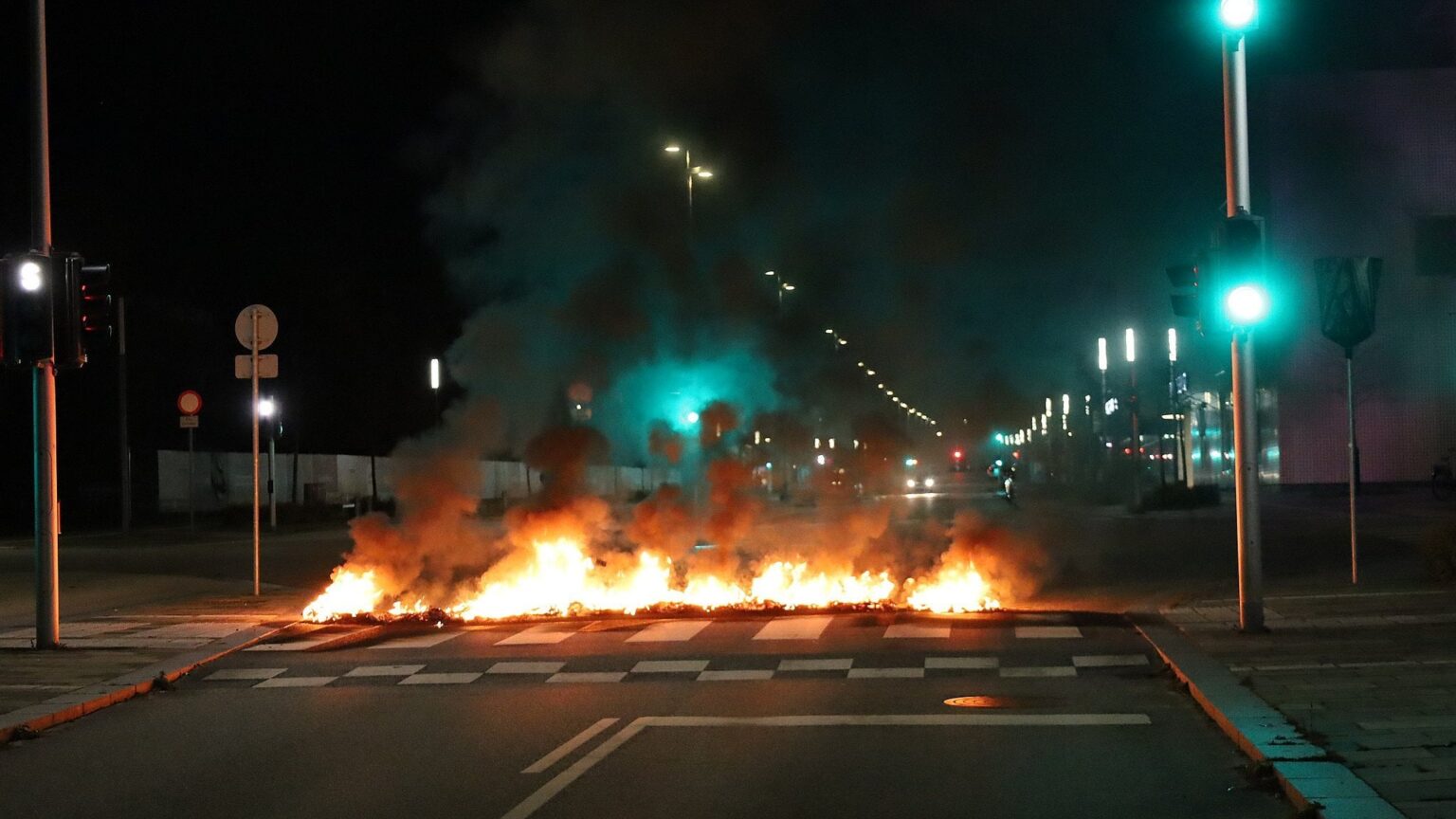 道路封鎖が燃え上がる：新たな暴動の影響を受ける地区