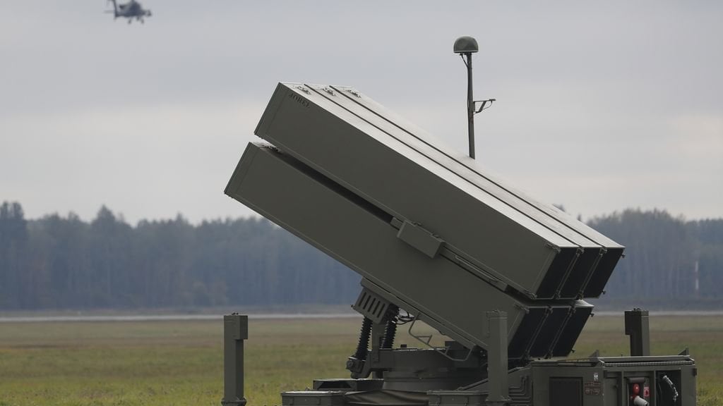 国防軍は戦車46両を購入し、防空改修に数十億ドルを投じる