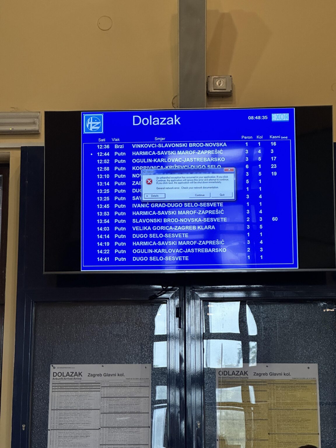 ブルースクリーンスタイル。サンドイッチ 2 つとジュース、旅の始まりです...