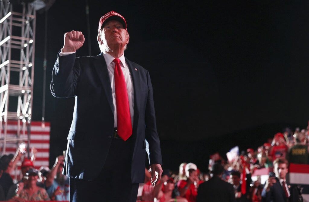 トランプ大統領、集会後にヤジに対して「徹底的に叩きのめすべき」と示唆