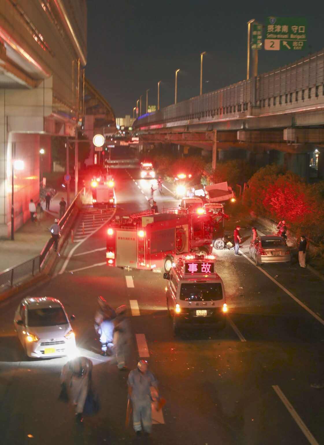 大阪中央環状線、大阪モノレール南摂津駅近くで17台が絡む事故