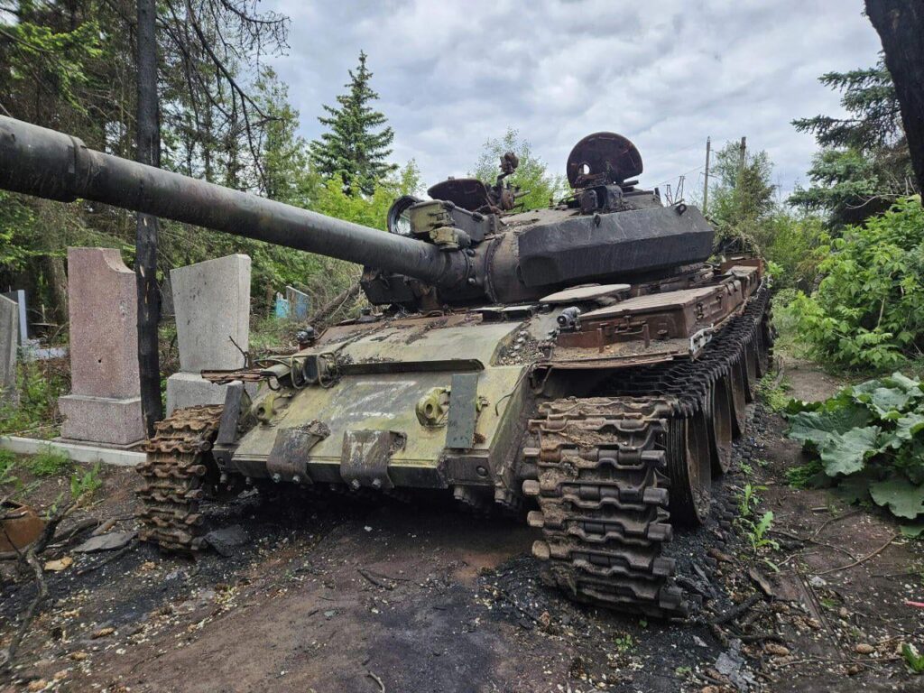 東部戦線ハリコフ州の墓地に放置され故障したロシアのT-62主力戦車（MBT）。