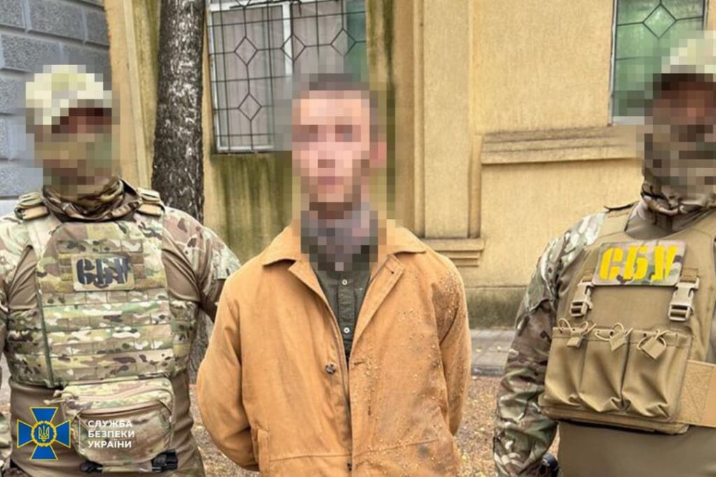 将来のロシアによる攻撃の標的となるウクライナ人を見つけるためにFSBによって8月に採用された22歳の男がスームィ州で逮捕され、国家反逆罪で終身刑の可能性がある。彼はお金のために「仕事」をした