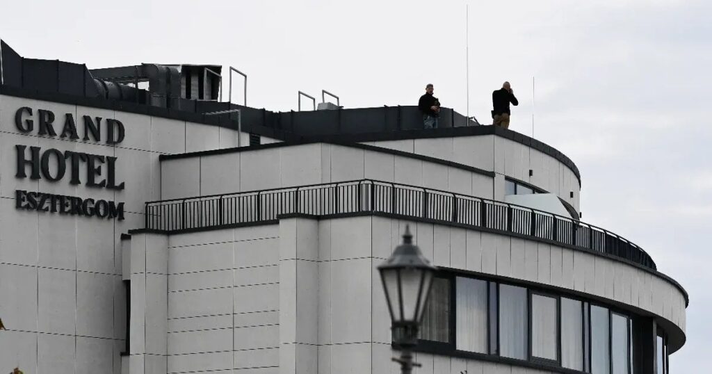 エステルゴムでのフィデス派の会合では、警備員がホテルの屋上からヴィクトル・オルバーンを監視しているほどだ