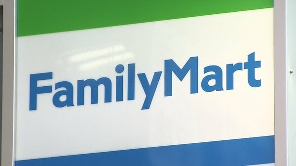 ファミマ、税率だの長居だの、管理や扱いが面倒くさいだけのイートインスペースはとっぱらって、服売り場に日用品売り場にするぞ