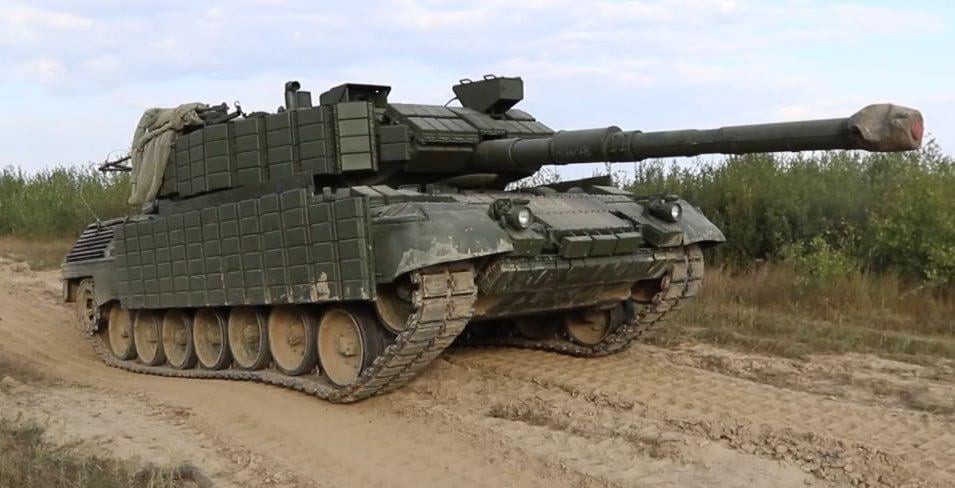 ウクライナ国軍のレオパルド 1A5 戦車には、Kontakt-1 爆発性反応装甲と折りたたみ式グリルが装備されていました。写真は戦闘訓練後に撮影されたものです。