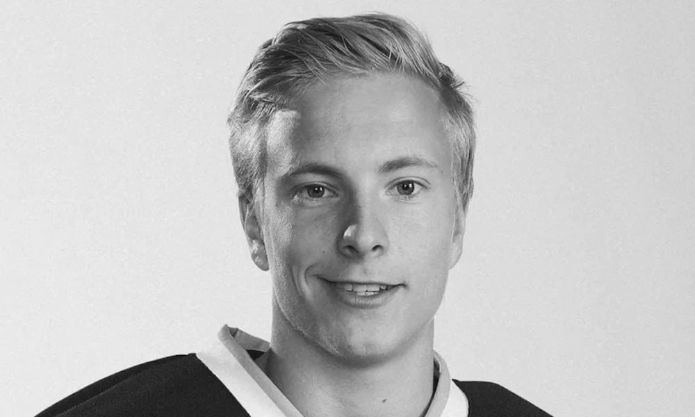 フィンランド初のゲイであることを公表したアイスホッケー選手ヤンネ・プハッカが銃撃の疑いで死亡しているのが発見される