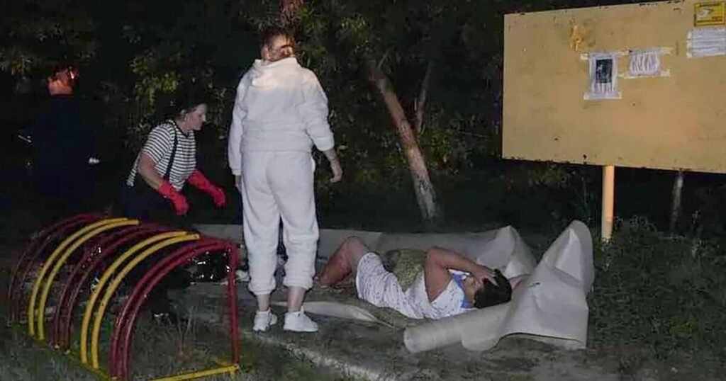 ロシアの虐殺、食料供給を狙った夜間の爆撃で16歳の少女が死亡