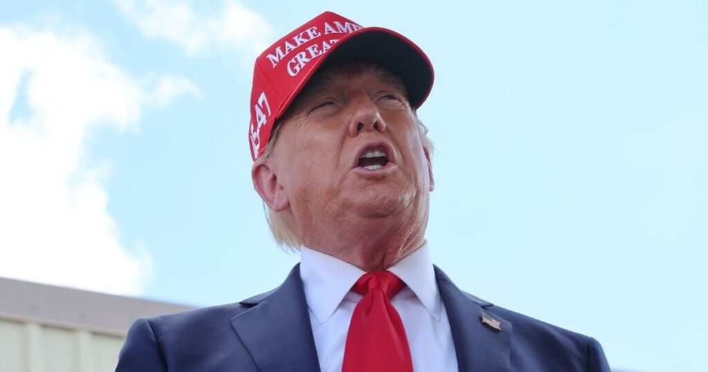 トランプ氏はブルーステートへの災害援助の付与をためらった、と報告書が伝える
