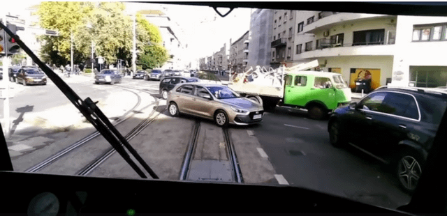 公共交通機関は信頼できないため、車で行く必要があります。チームは次のとおりです。