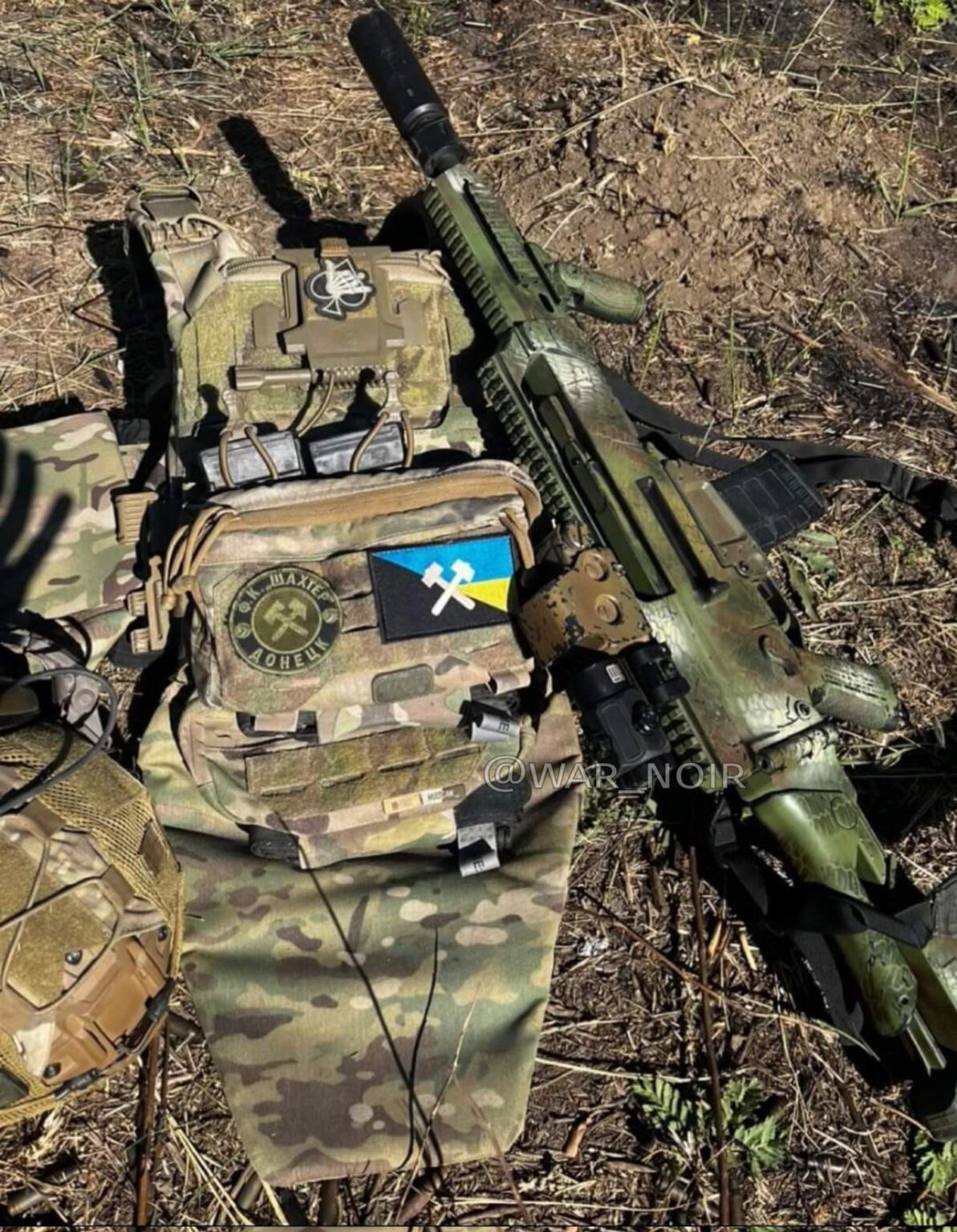 ウクライナ軍兵士は、EOTech 光学照準器を備えたヘッケラー＆コッホ G36KA4 (5.56x45mm) アサルトライフルと装備品の写真を撮りました。