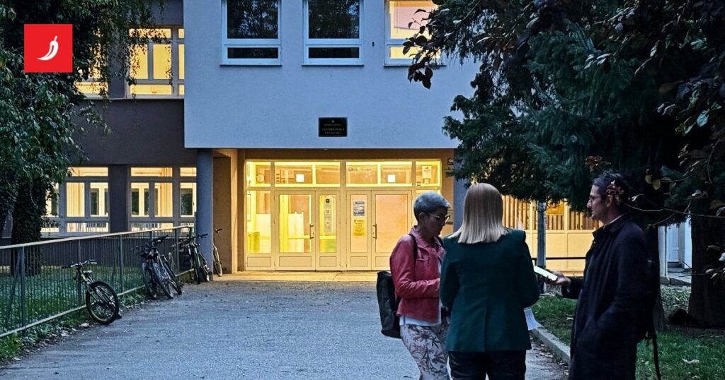 学校と不満を抱く保護者との間で協議が続いている。弁護士は入国を拒否された