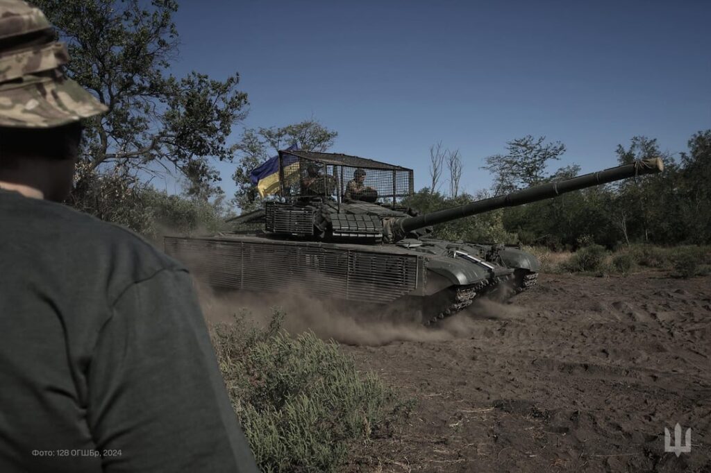 チェコ製 T-72EA 主力戦車 (MBT) の側面、エンジン ルームの上、砲塔周囲にスラット装甲を備えたもの。ウクライナ軍 (第 128 山岳突撃旅団) のもの。