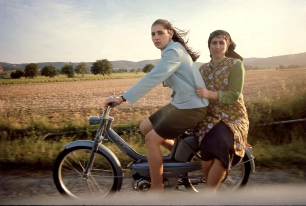 バイクに乗る女性たち (1968、リンダ・マッカートニー)
