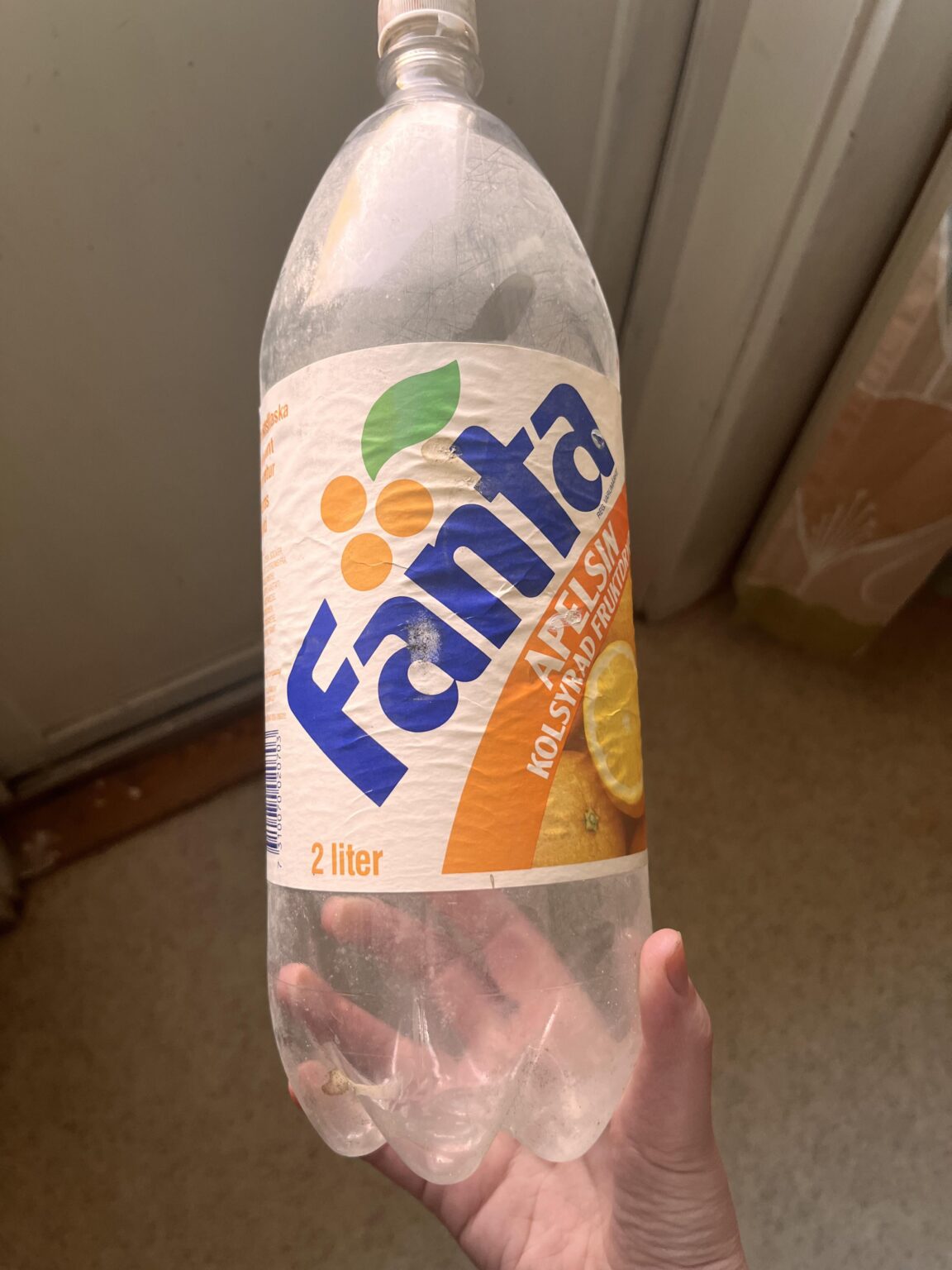 祖父と私がフリーマーケットを掃除していたときに、ファンタのボトルを見つけました。