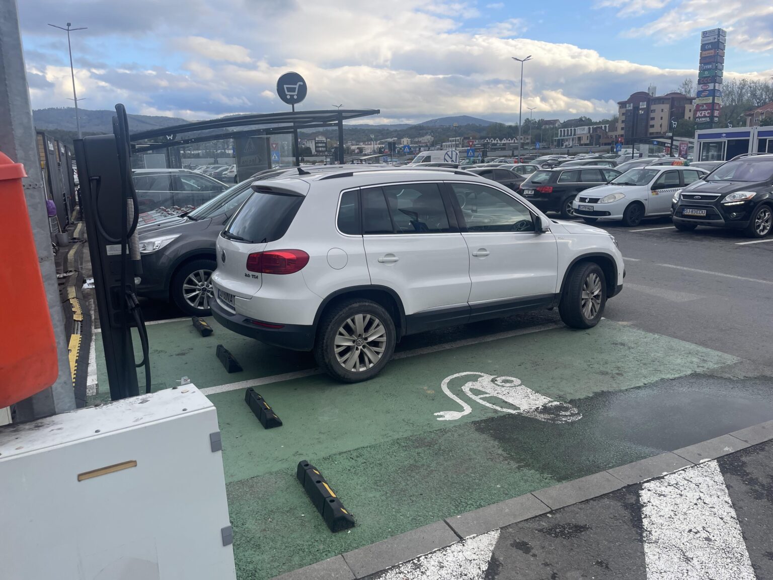 TDI を 2 か所に駐車して電気自動車を充電できるのはルーマニアだけです:)